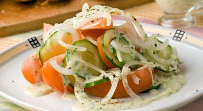 Салат овощной с горчичным соусом