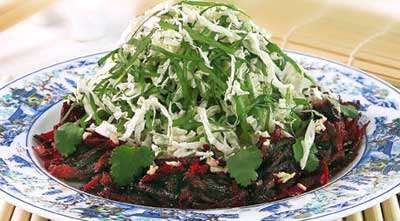 Свекольный салат со щавелем и китайской капустой