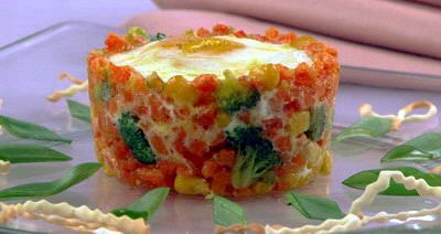 Фото к рецепту Яичница глазунья с овощами Яичница глазунья с овощами