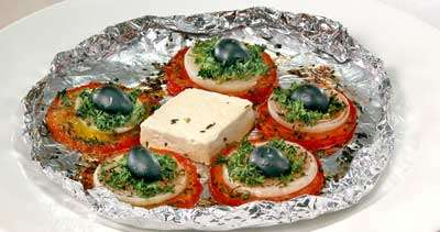 Фото к рецепту Брынза, запечённая в фольге Брынза, запечённая в фольге
