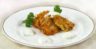 Морковные оладьи со сметанным соусом