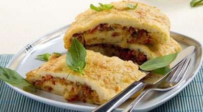 Картофельный рулет с овощной начинкой