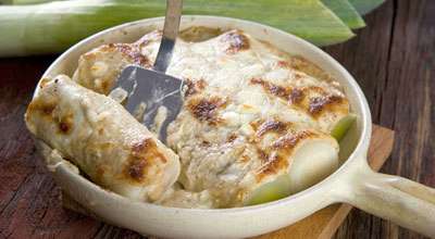 Лук-порей с сыром и орехами