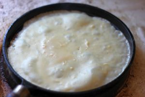 выпечка блина на сковороде