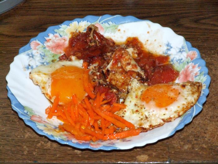 Яичница глазунья с помидорами