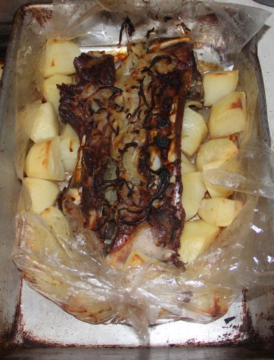 Бараньи ребра, запеченые с картофелем в рукаве