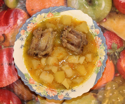 Тушеные свиные ребрышки с картофелем