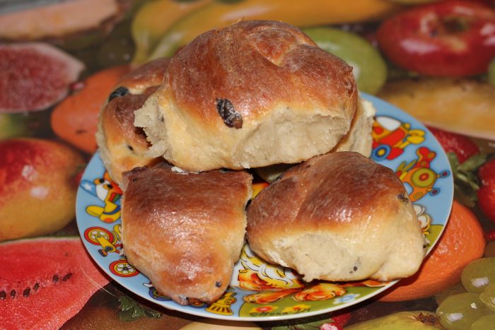 Булочки с изюмом