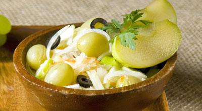 Салат из квашеной капусты с маслинами
