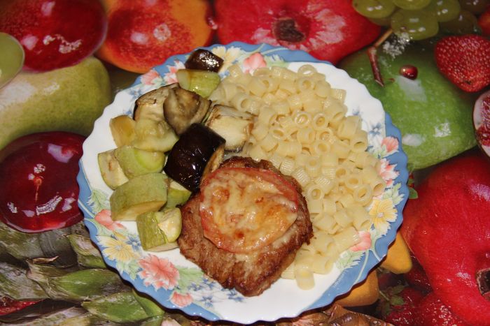 Фото к рецепту Свиные отбивные с баклажаном и кабачком Свиные отбивные с баклажаном и кабачком