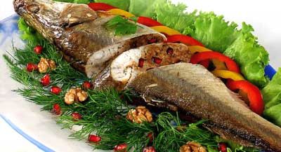 Судак, фаршированный орехами и гранатом