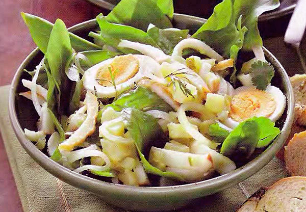 Картофельный салат со щавелем и с копчеными кальмарами