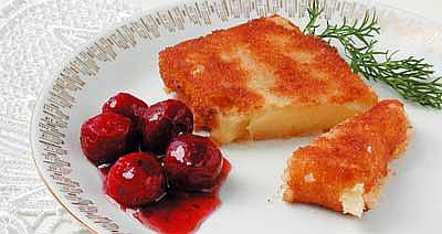 Хрустящий сыр с вишнёвым соусом