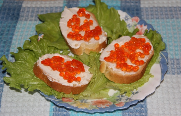 Бутерброд с красной икрой