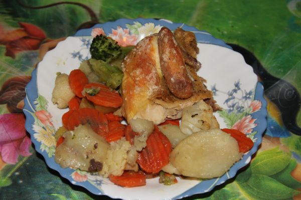 Французский желтый цыпленок запеченный в духовке с овощами