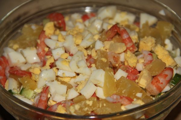 Фото к рецепту Салат с креветками и ананасом Салат с креветками и ананасом