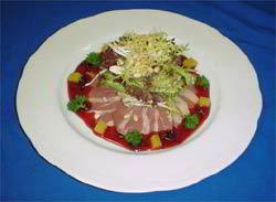 Салат с копченой уткой