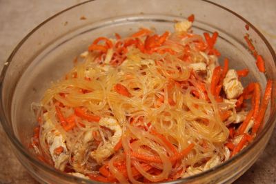 Салат с фунчозой, свининой и корейской морковью