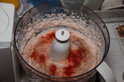 добавить в фарш приправы