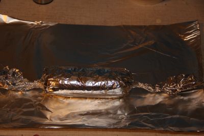 заварачиваем в два слоя фольги фарш