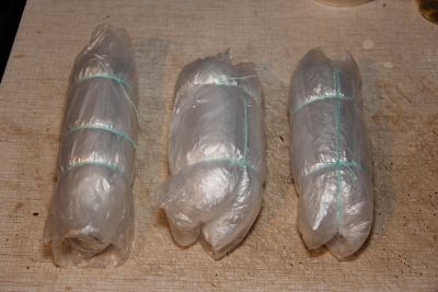 завернуть колбасные батоны в целофановые пакеты