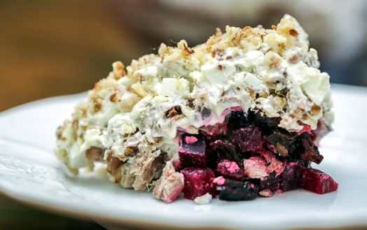 Слоеный мясной салат со свеклой и черносливом