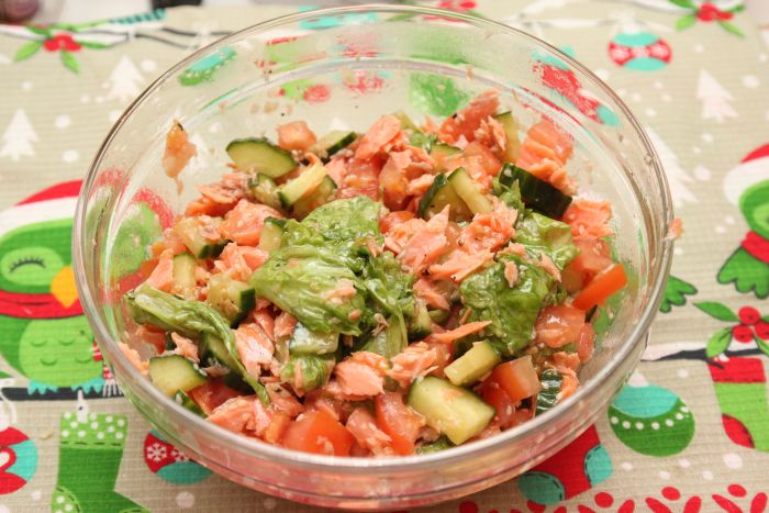 Салат со свежими овощами и семгой