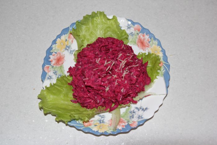 Салат со свеклой, сыром и чесноком