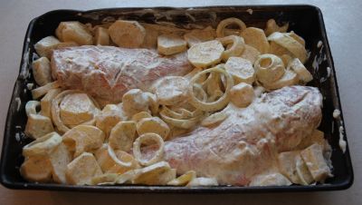 Морской окунь, запеченый с картофелем и луком