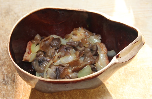 Лук и грибы в горшочке