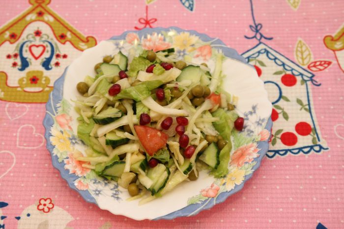 Салат с белокачанной капустой и овощами