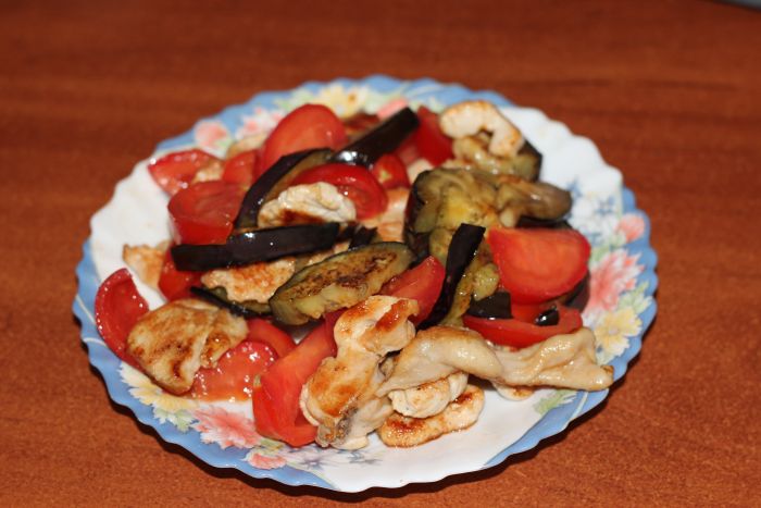 Салат с курицей и баклажанами