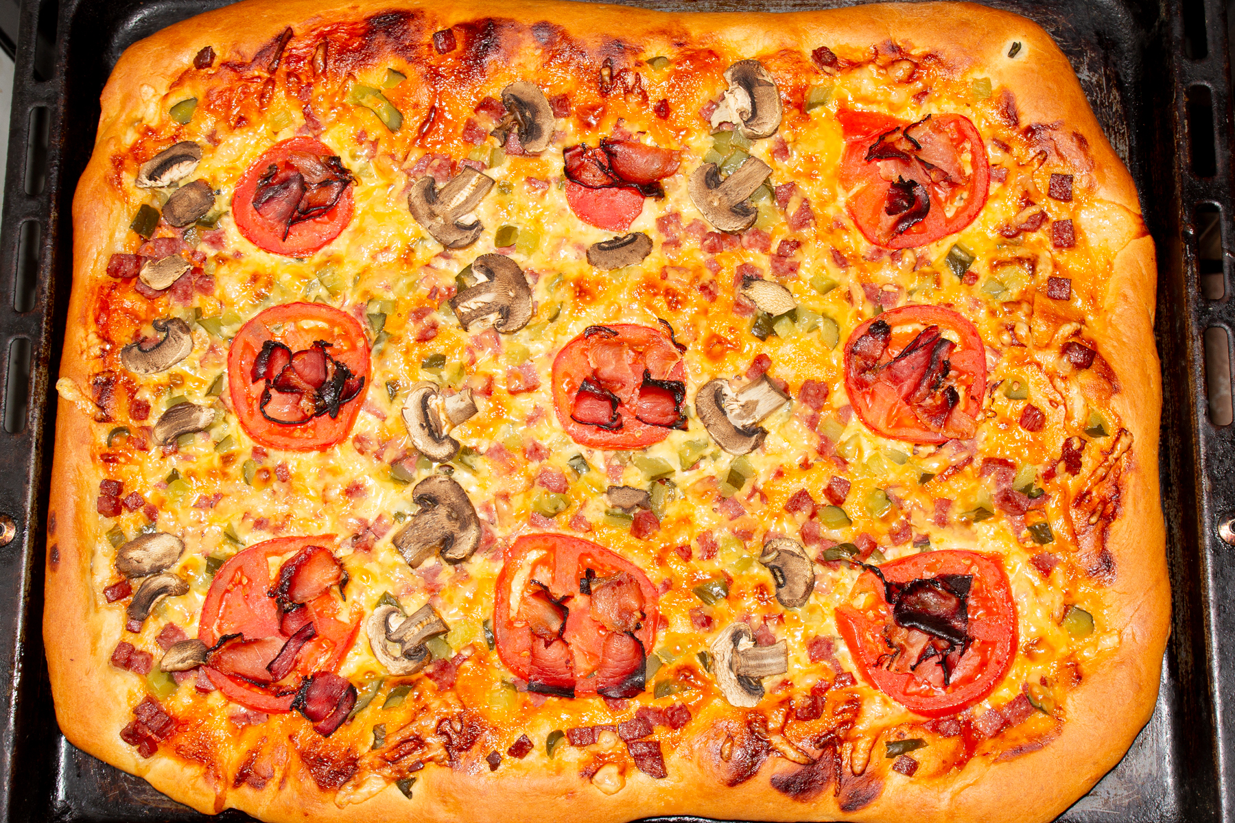 Фото к рецепту Пицца с ветчиной и грибами Пицца с ветчиной и грибами