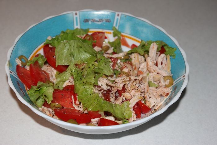 Фото к рецепту Салат с индейкой, помидорами и оливками Салат с индейкой, помидорами и оливками