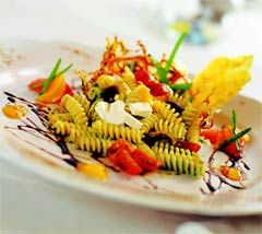 Салат из холодной пасты с песто и черным виноградом