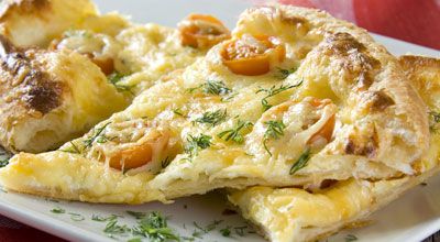 Пицца с творогом и помидорами