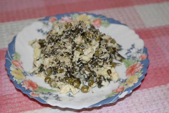 Салат с морской капустой, зеленым горошком и яичным блинчиком