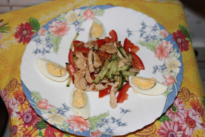 Салат с индейкой и помидорами