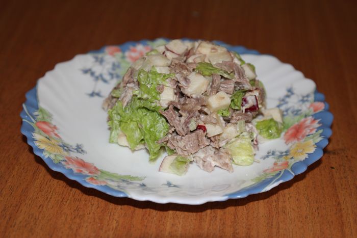 Салат с говядиной и яблоком