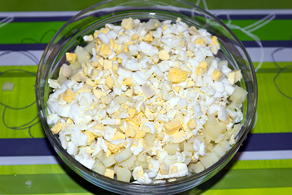 Добавляем картофель и яйцо