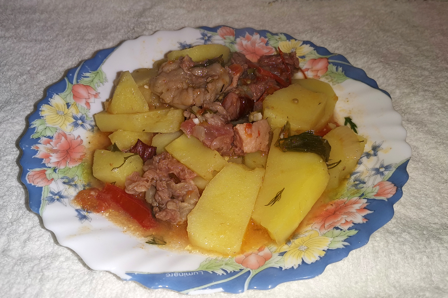 Говядина, тушенная со шпиком и картофелем