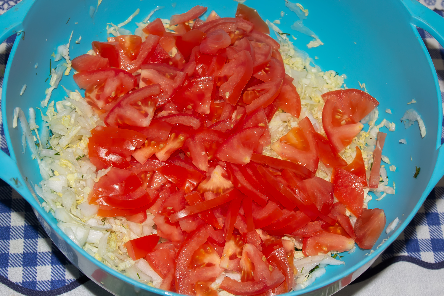 нарезанные помидоры по рецепту Салатик легкий праздничный