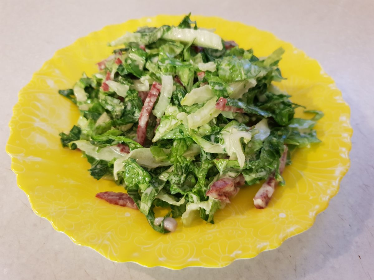 Фото к рецепту Салат из капусты и колбасы Салат из капусты и колбасы