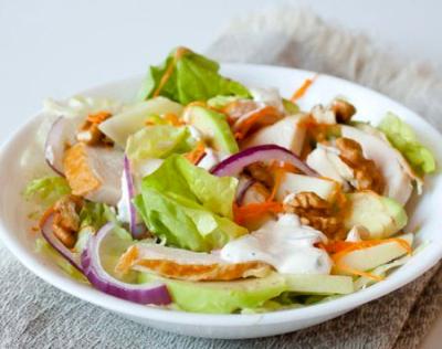 Фото к рецепту Салат из копченой куриной грудки, яблок и грецких орехов Салат из копченой куриной грудки, яблок и грецких орехов