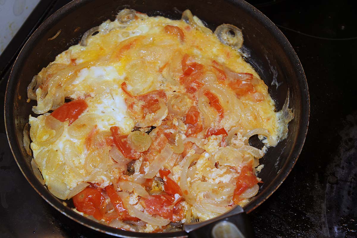 Яичница с помидорами с луком