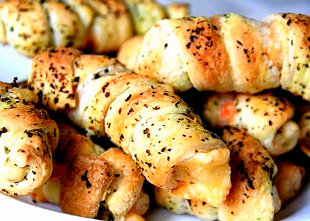 Завитушки с крабовыми палочками и сыром