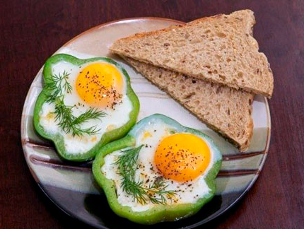 Фото к рецепту Яичница в болгарском перце Яичница в болгарском перце