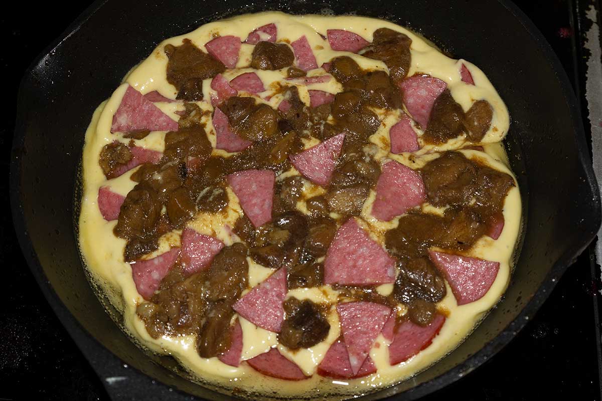 Добавляем колбасу и грибы в тесто