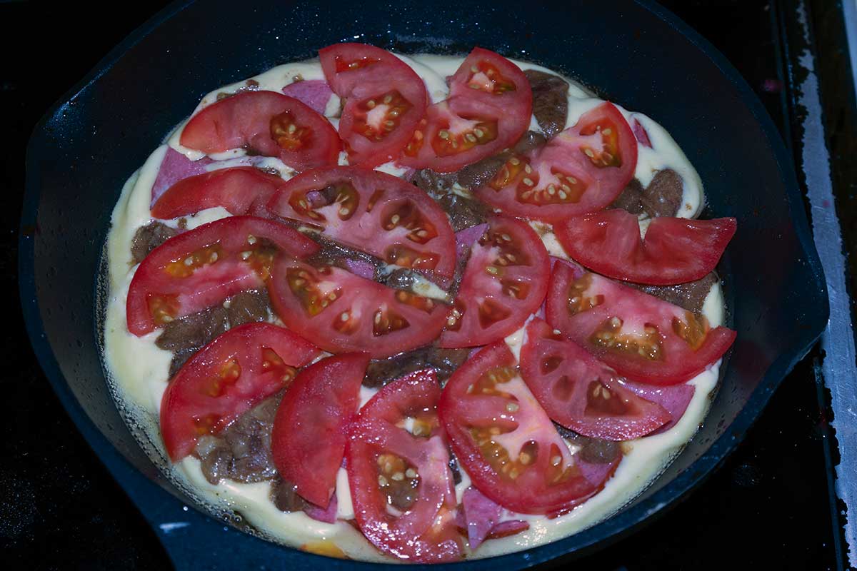 Добавляем помидоры в пиццу