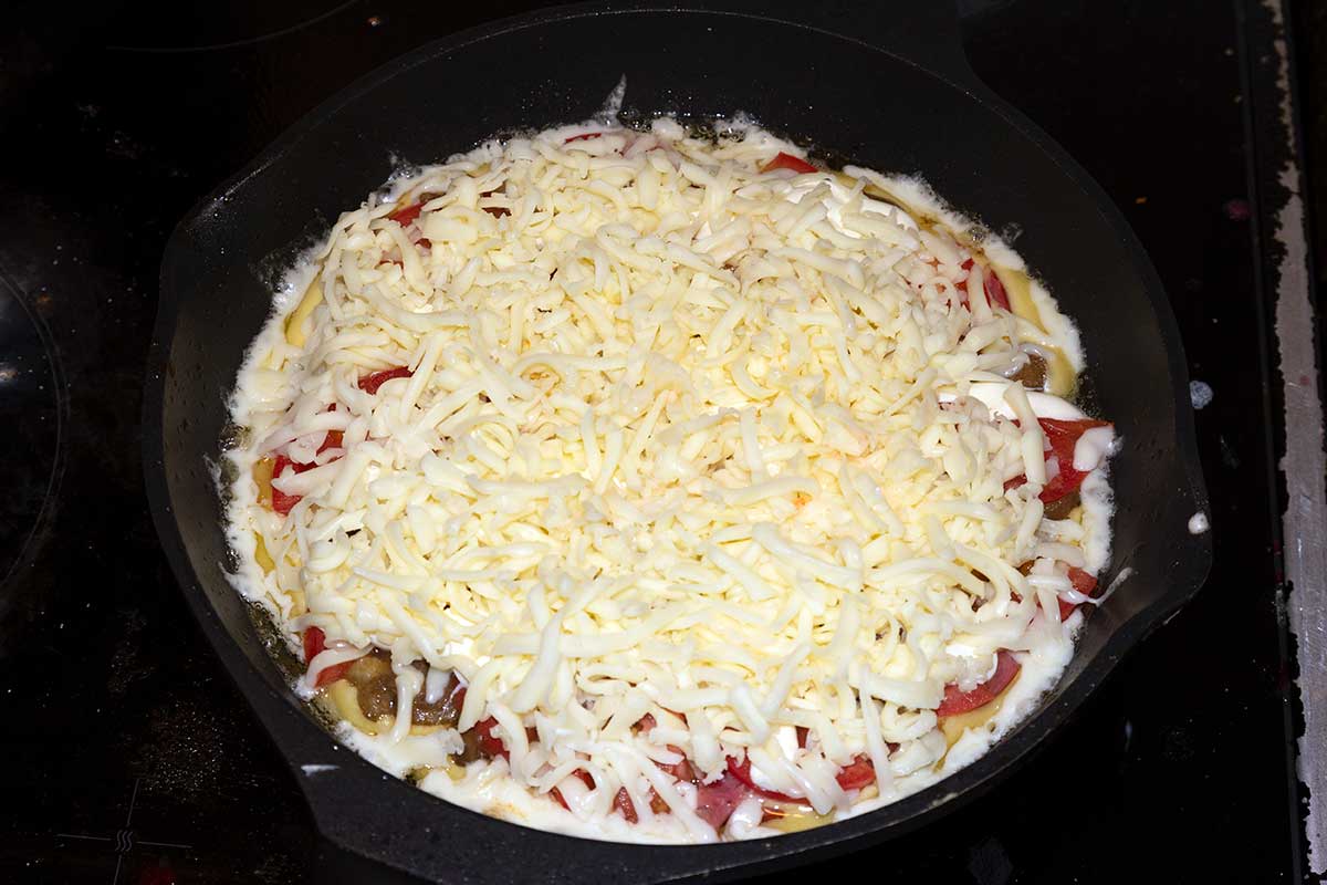 Добавляем сыр на пиццу